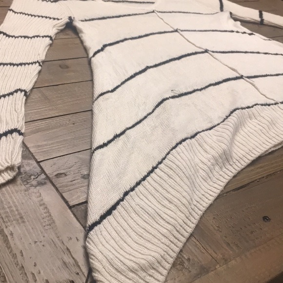 Cream and black light weight sweater - Picture 2 of 2